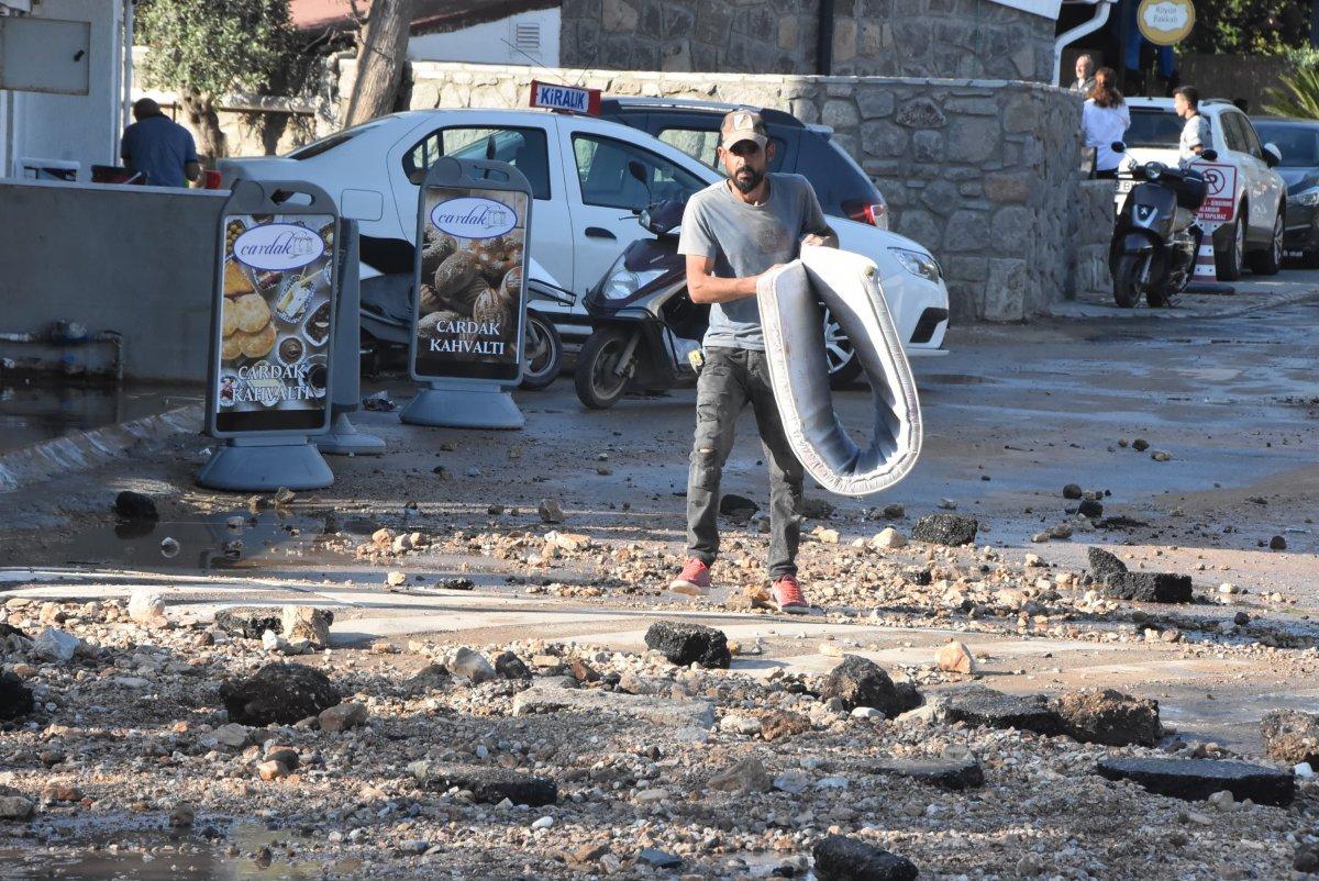 Bodrum ana isale hattı patladı, iş yerlerini su bastı