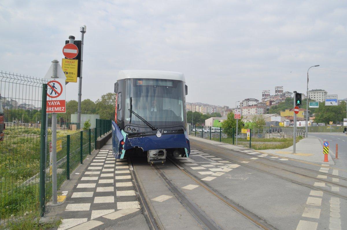 Eyüpsultan'da kaza: Tramvay ile otomobil çarpıştı