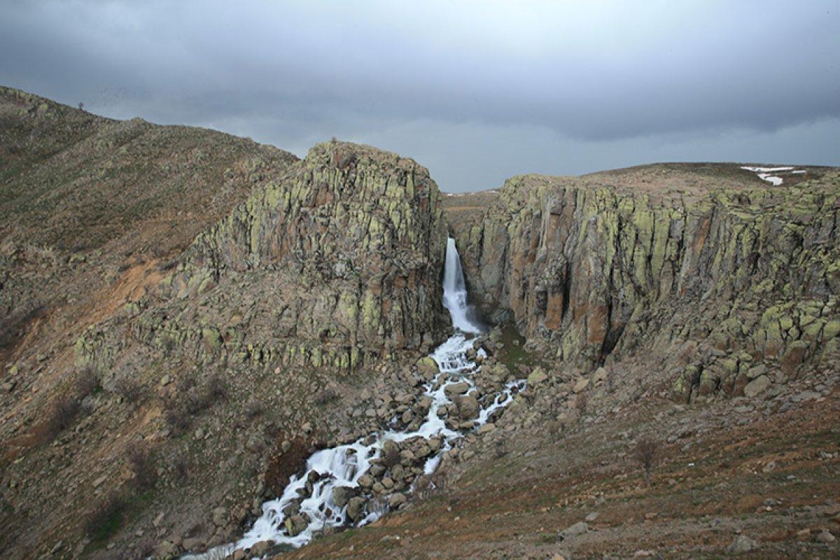 Bingöl Ovası'ndaki Çır Şelalesi ve çiçekler, doğaseverleri karşılıyor