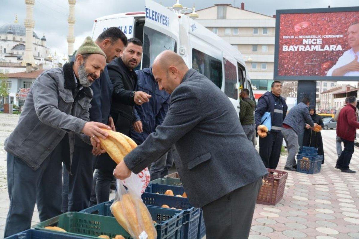 Sivas'ta fırınlar greve girdi, vatandaş ekmek dağıttı
