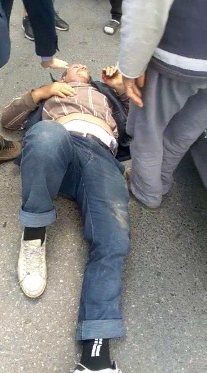 Bayrampaşa'daki sürücü iki arabanın arasına sıkıştı