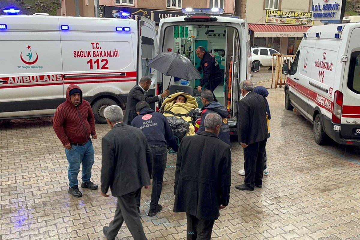 Van’da kamyonet dereye uçtu: 2 ölü