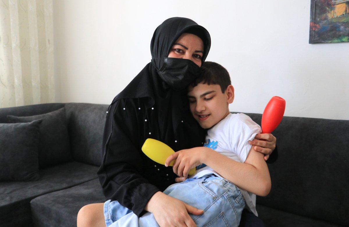 Adana'da annesi öldü, babası terk etti: Engelli yeğenine teyzesi kanat gerdi