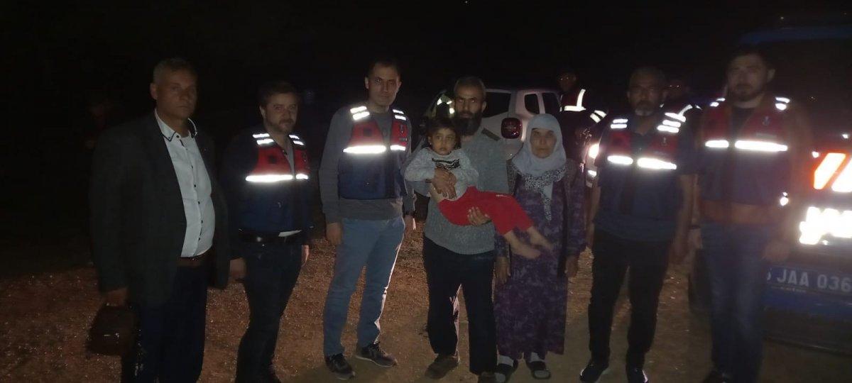 Manisa'da oynarken kaybolan çocuk duvar kenarında uyurken bulundu