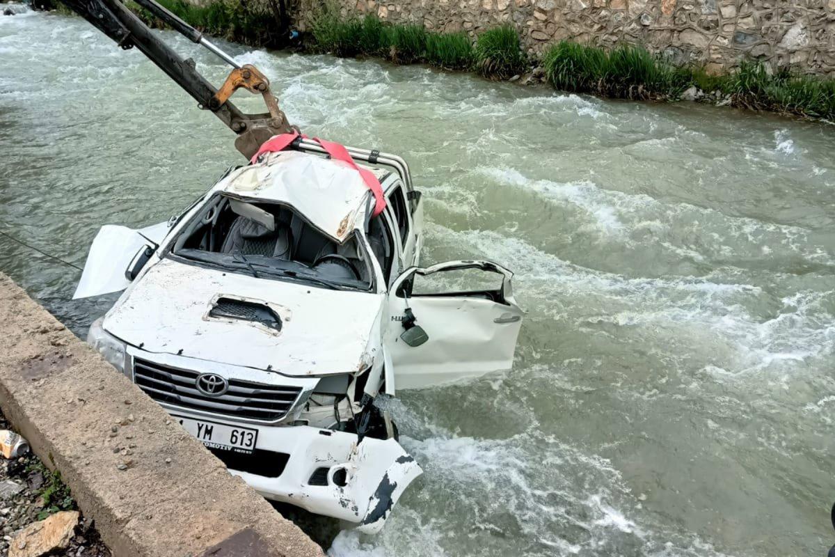Van’da kamyonet dereye uçtu: 2 ölü