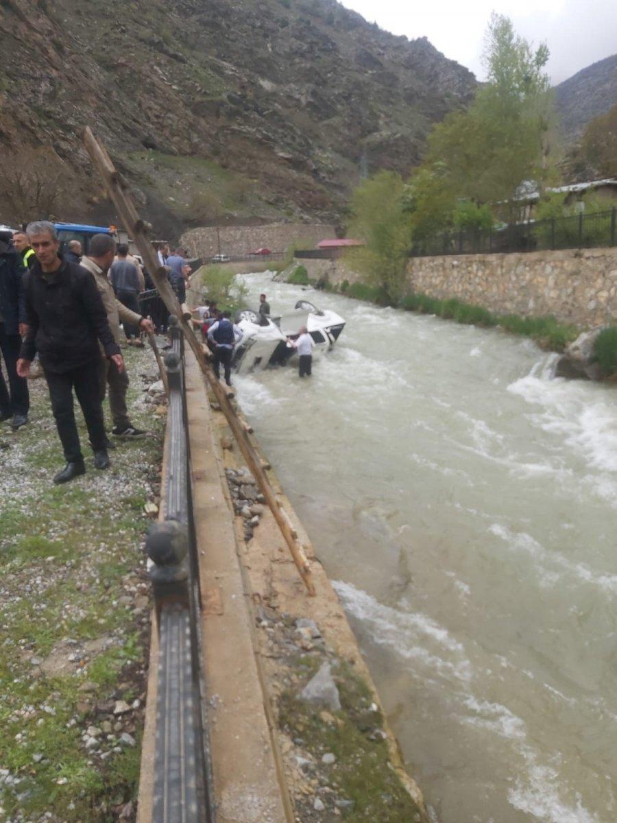 Van’da kamyonet dereye uçtu: 2 ölü