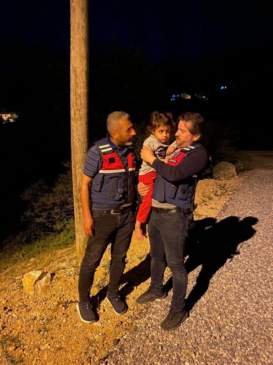 Manisa'da oynarken kaybolan çocuk duvar kenarında uyurken bulundu