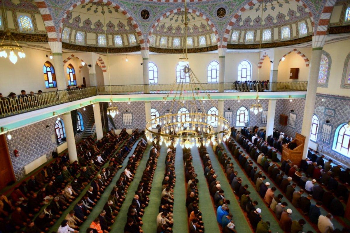Dünya birincisi Muhsin Kara, Van'da ezan okudu