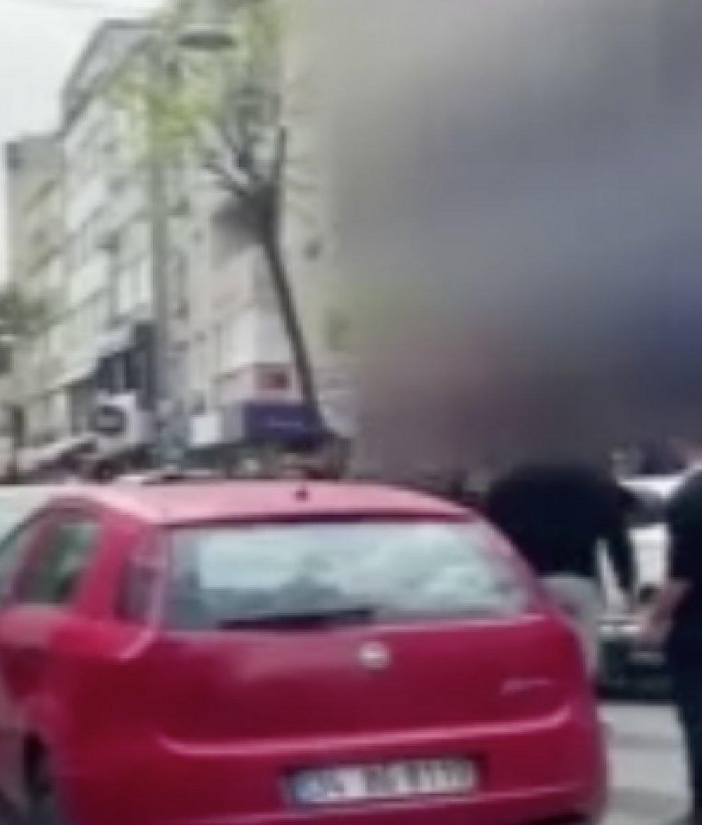 İstanbul'da bir esnaf, kuryenin motorunu parçaladı