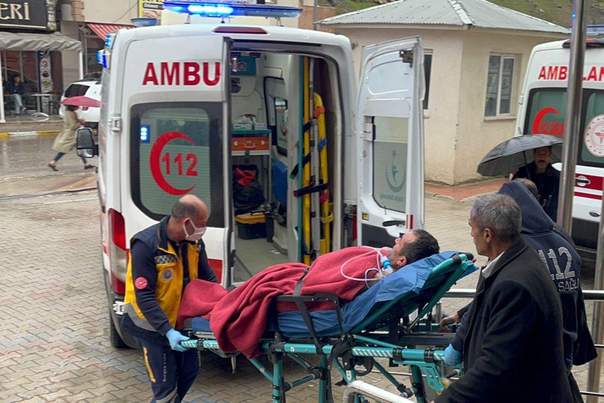 Van’da kamyonet dereye uçtu: 2 ölü