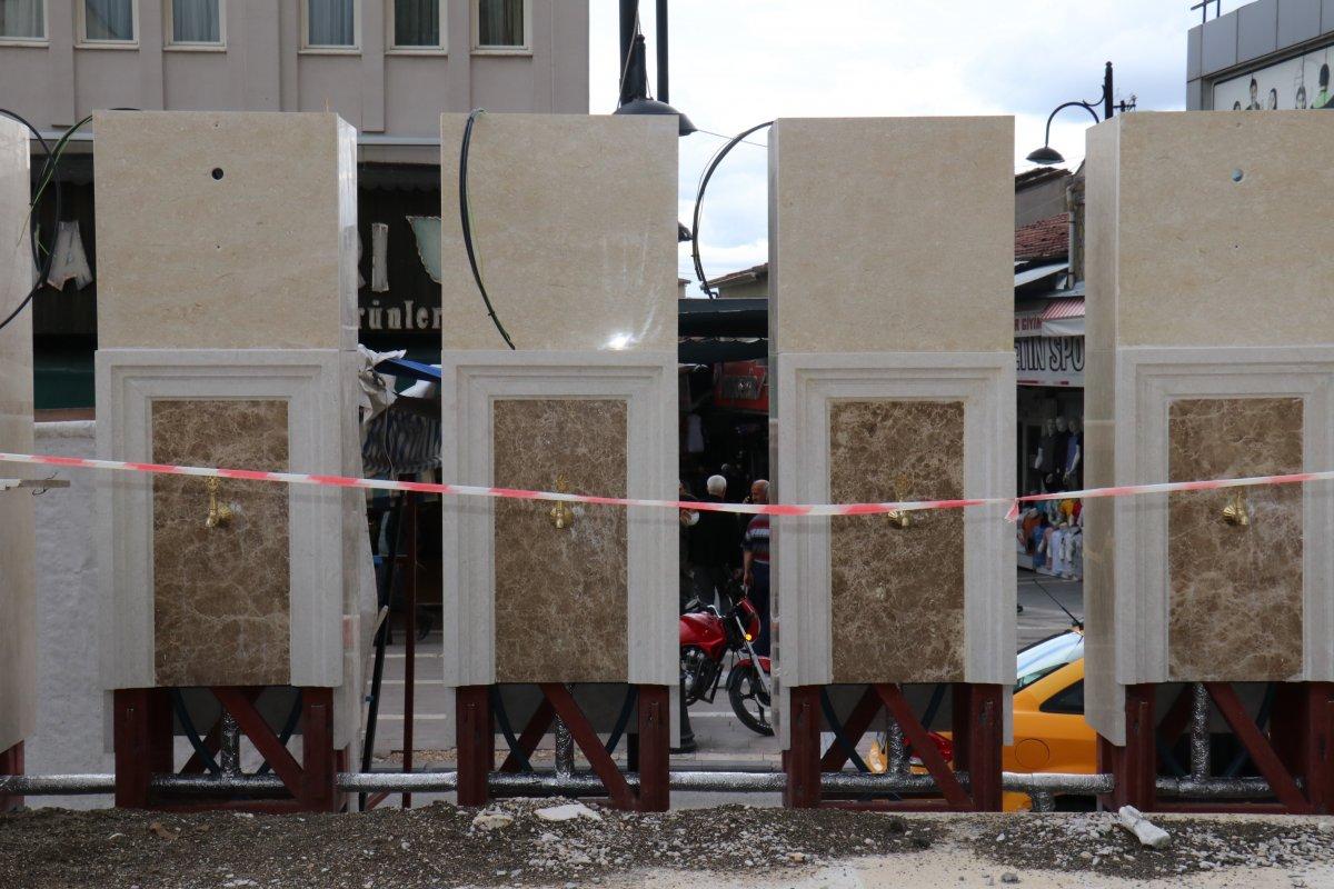 Malatya'daki camiye dikilen bloklar, tartışmaya neden oldu