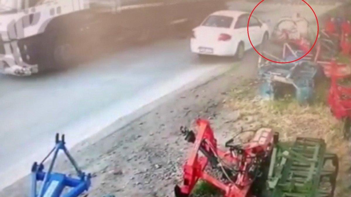 Bursa'da kamyondan 12 tonluk malzeme yola savruldu