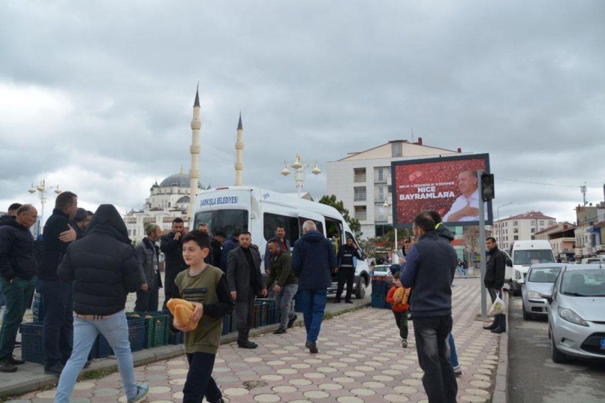 Sivas'ta fırınlar greve girdi, vatandaş ekmek dağıttı