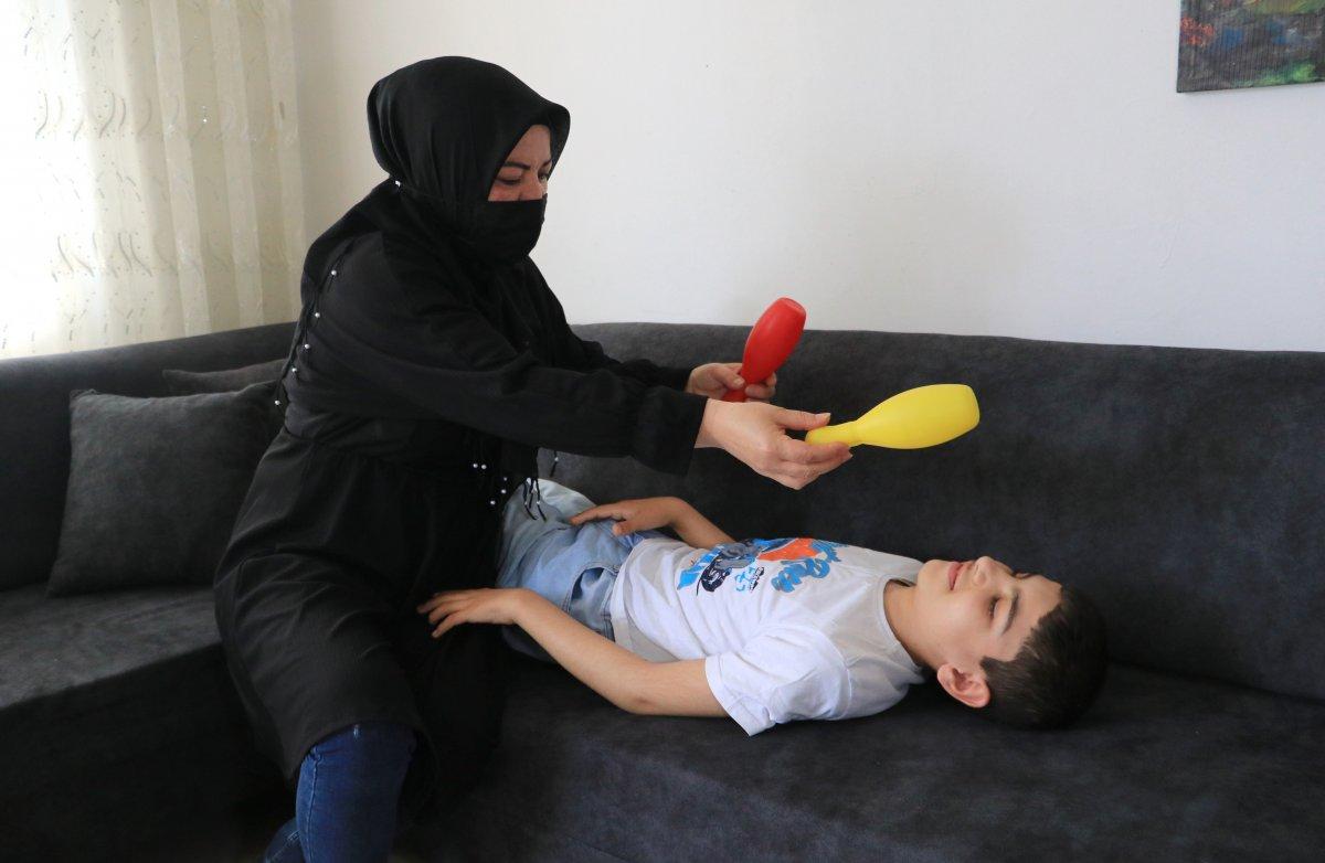 Adana'da annesi öldü, babası terk etti: Engelli yeğenine teyzesi kanat gerdi