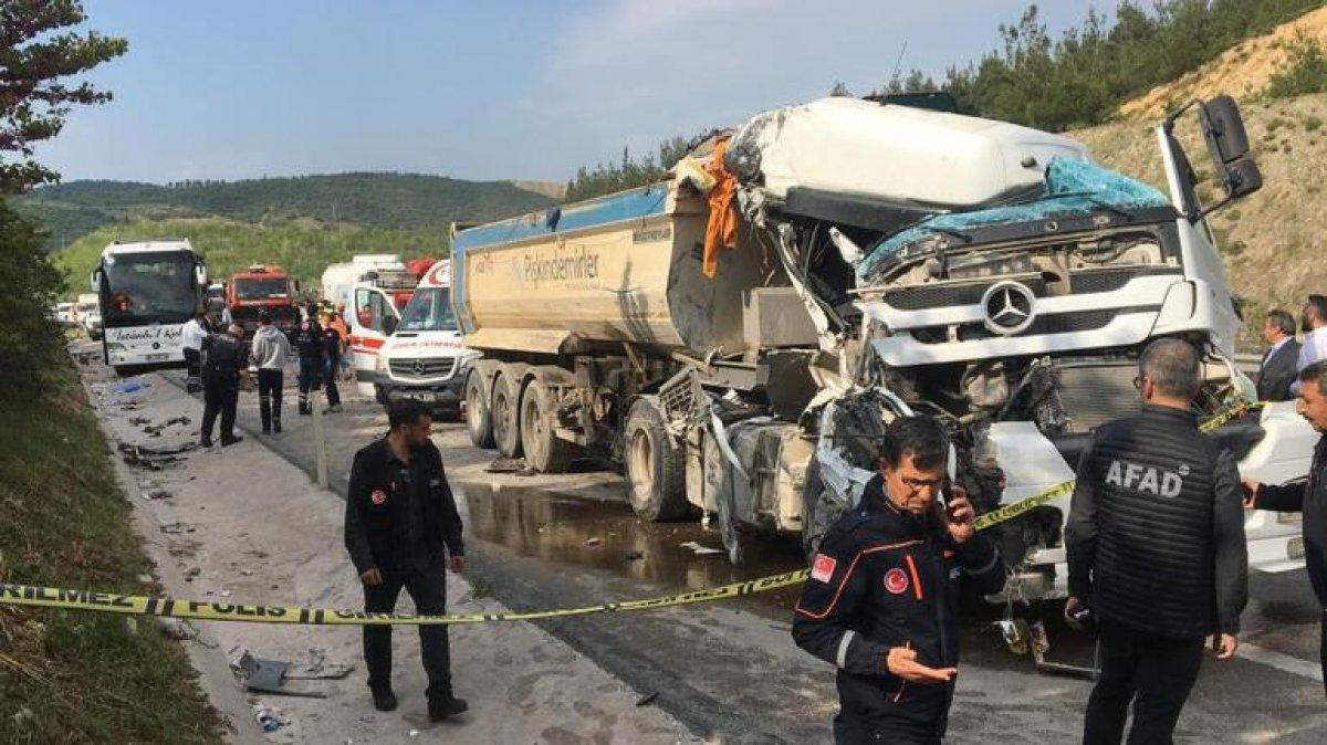 Bursa'da kamyon, yolcu otobüsüne vurdu: 1 ölü