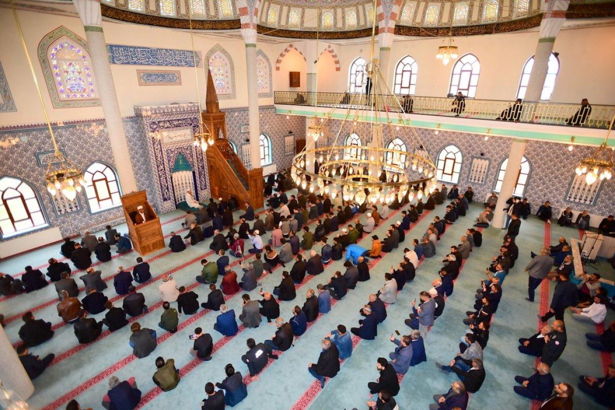 Dünya birincisi Muhsin Kara, Van'da ezan okudu