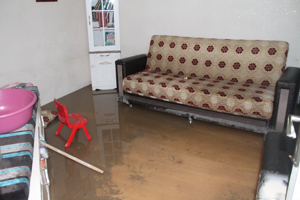 Elazığ'da, evi sular altında kalan afetzede: Hamd olsun çocuklarımız sağ