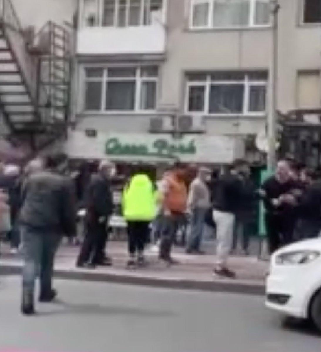 İstanbul'da bir esnaf, kuryenin motorunu parçaladı