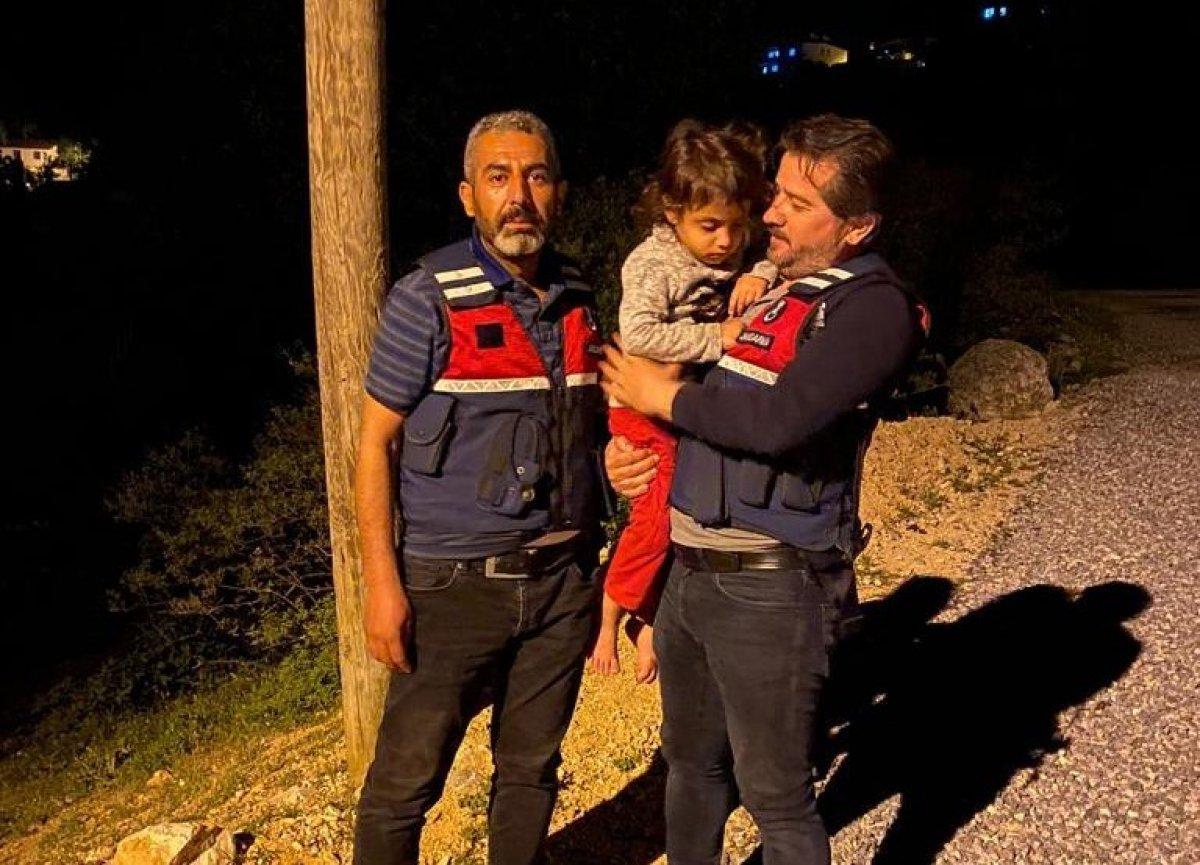 Manisa'da oynarken kaybolan çocuk duvar kenarında uyurken bulundu