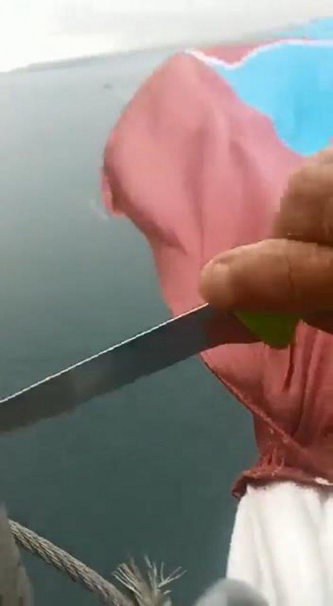 Rambo Okan'ın, Trabzonspor bayrağını indirmeye çalıştığı anlar kamerada