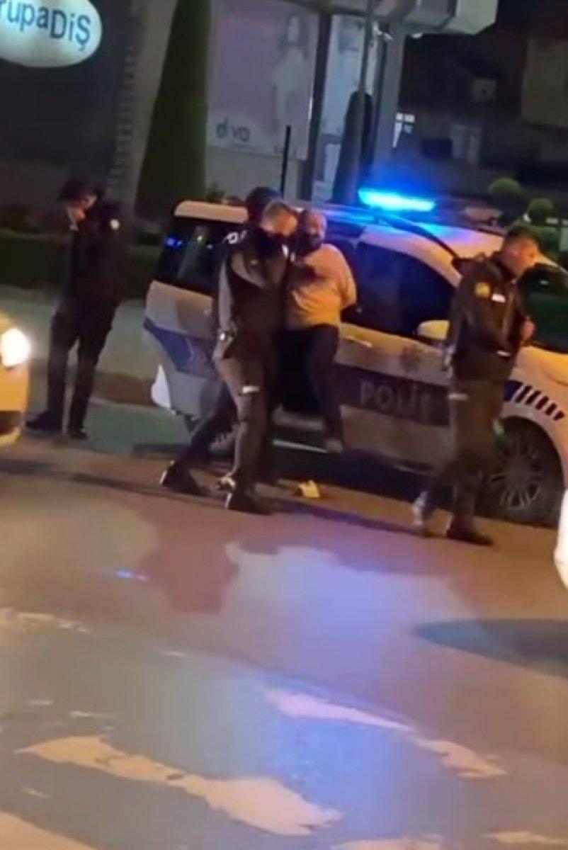 Küçükçekmece'de kapalı AVM'ye girmek isteyen şahsın arbede anları