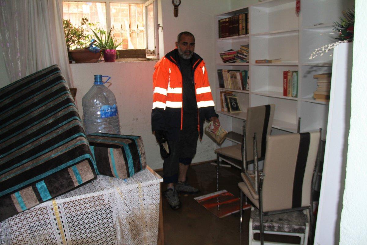 Elazığ'da, evi sular altında kalan afetzede: Hamd olsun çocuklarımız sağ