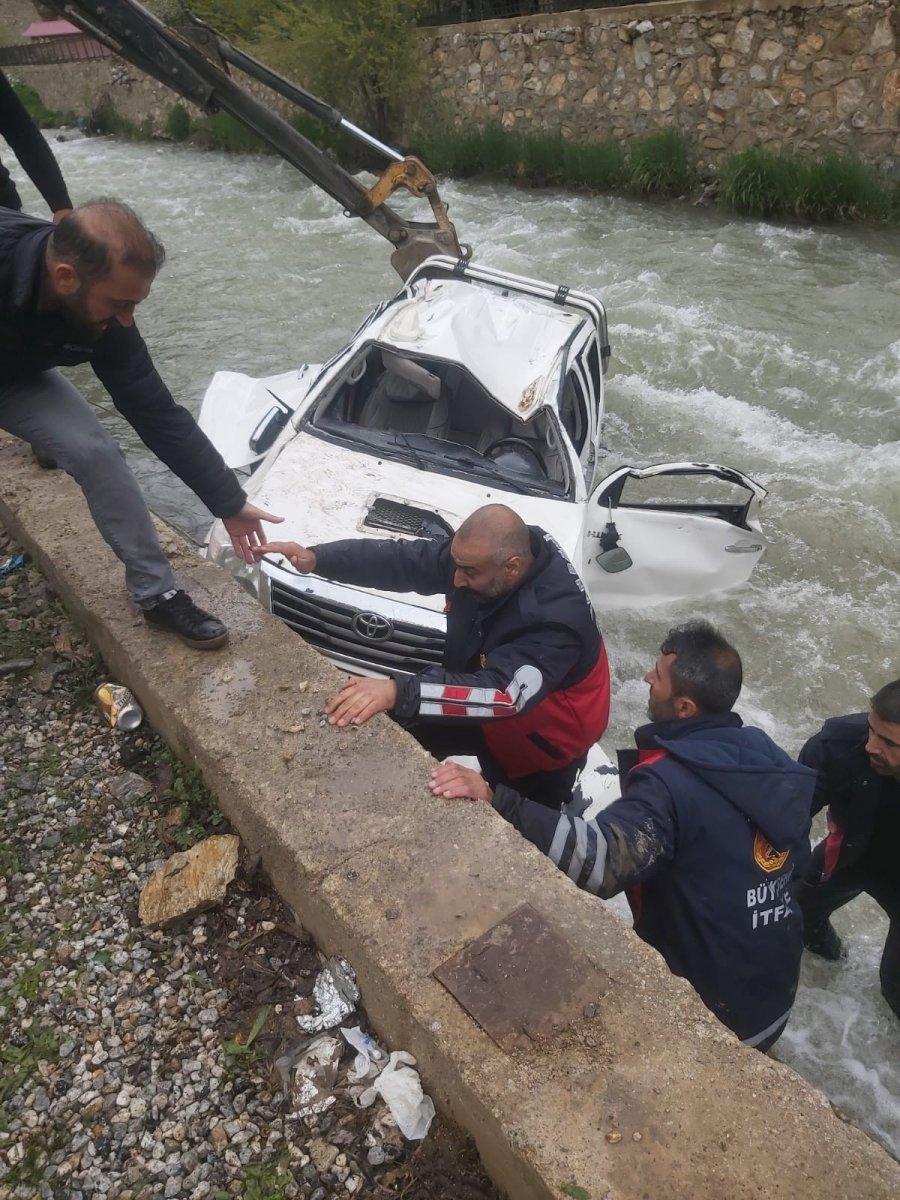 Van’da kamyonet dereye uçtu: 2 ölü