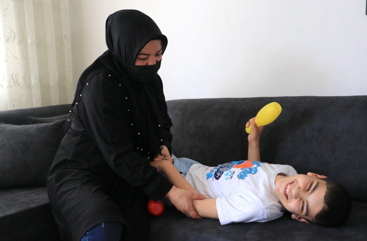 Adana'da annesi öldü, babası terk etti: Engelli yeğenine teyzesi kanat gerdi