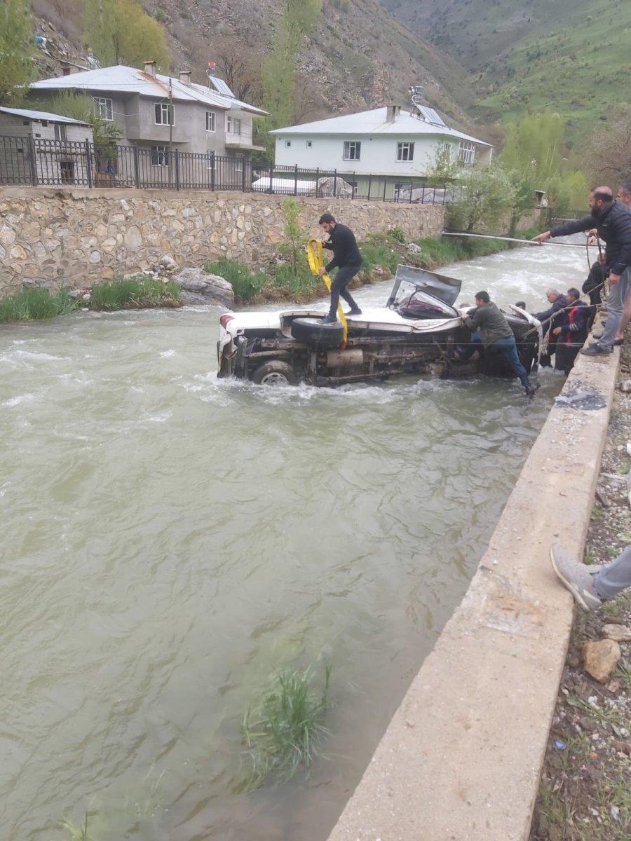 Van’da kamyonet dereye uçtu: 2 ölü