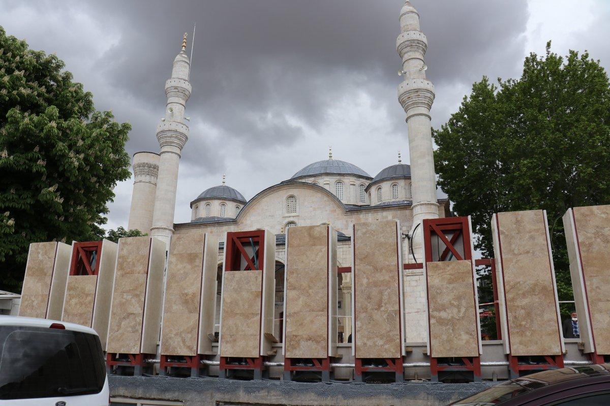 Malatya'daki camiye dikilen bloklar, tartışmaya neden oldu