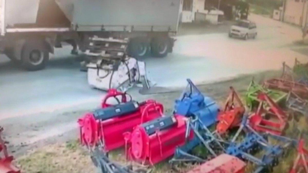 Bursa'da kamyondan 12 tonluk malzeme yola savruldu