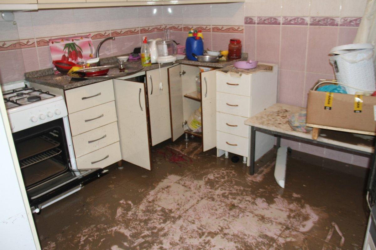 Elazığ'da, evi sular altında kalan afetzede: Hamd olsun çocuklarımız sağ