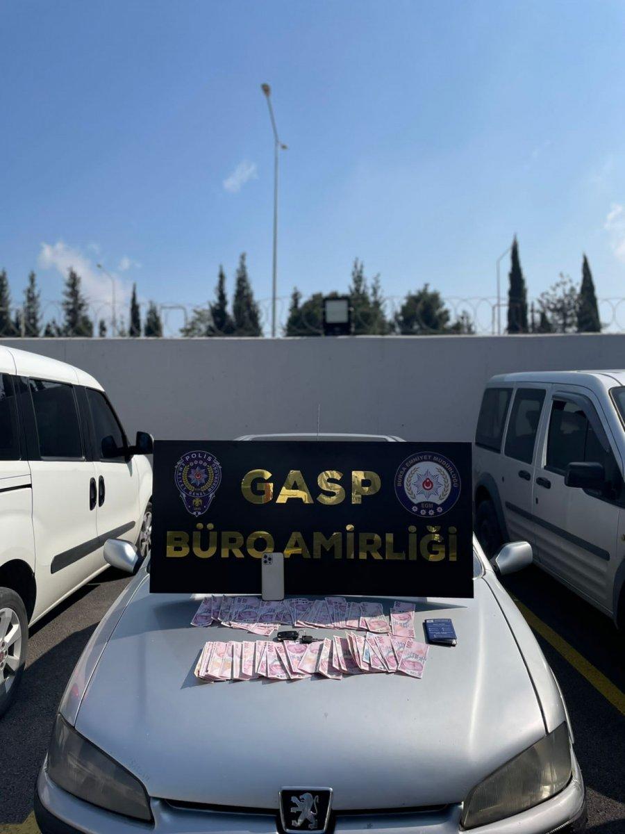 Bursa'da polis kılığındaki dolandırıcıya gözaltı