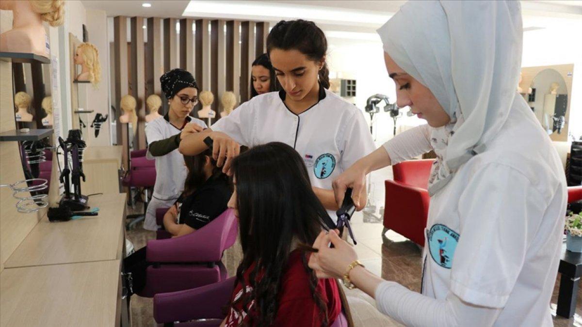 Adana'da öğrenciler iş yeri açma belgesiyle mezun oluyor