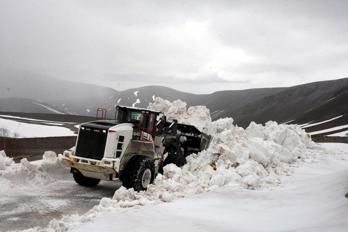 Bitlis Nemrut Krater Gölü'nün çevresinde karla mücadele sürüyor