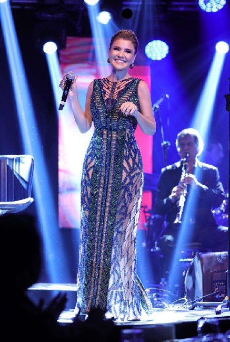 Gülben Ergen sahnede düştü