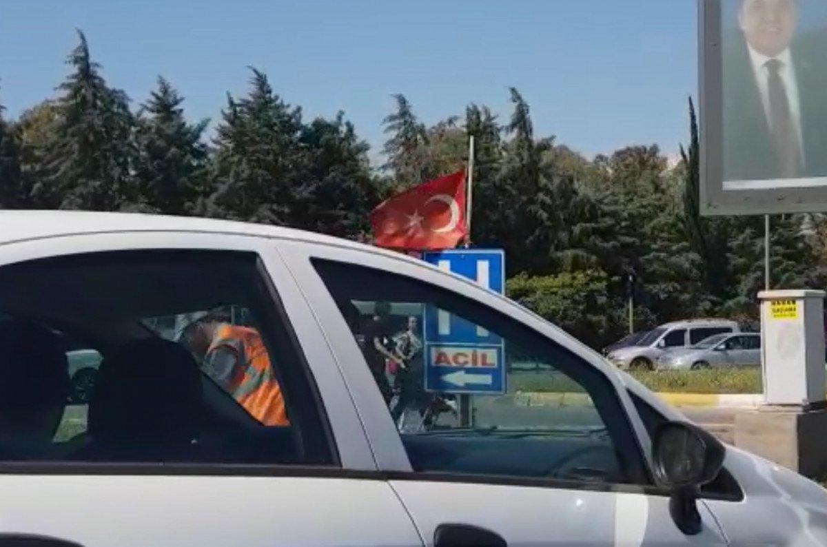 Antalyalı işçinin bayrak hassasiyeti