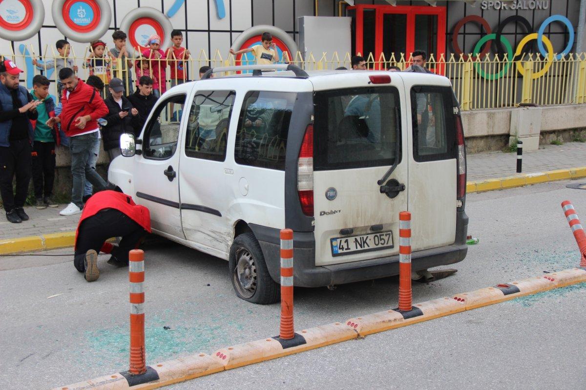 Kocaeli'de 16 yaşındaki sürücü 2 kişiyi yaraladı