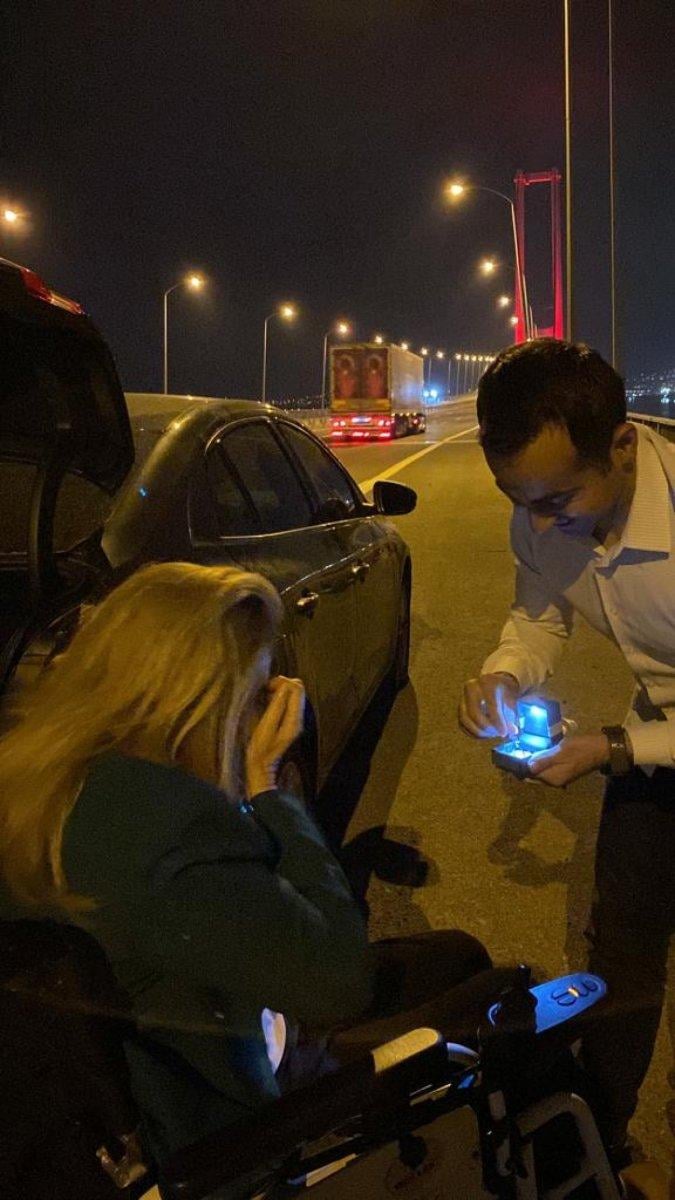 AK Partili Bennur Karaburun, kendisine şemsiye tutan Samet Ateş ile evleniyor