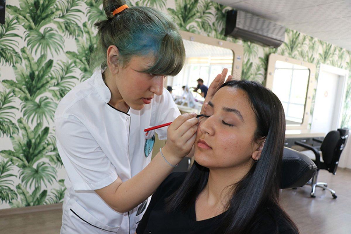 Adana'da öğrenciler iş yeri açma belgesiyle mezun oluyor