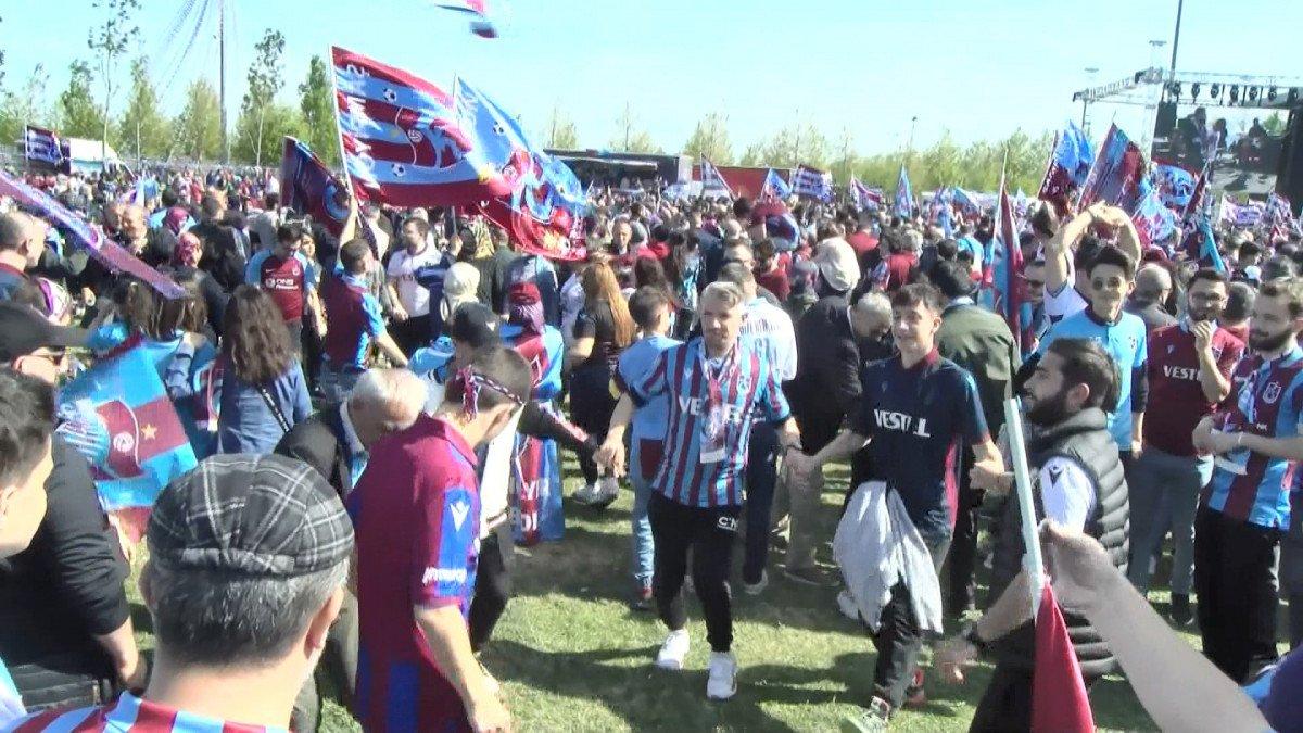 Trabzonsporlulardan Yenikapı'da şampiyonluk kutlaması