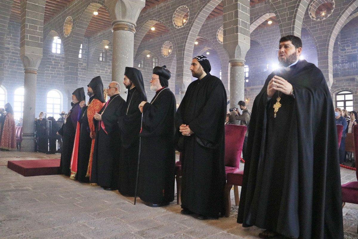 Surp Giragos Kilisesi'nde 7 yıl sonra ilk ayin yapıldı