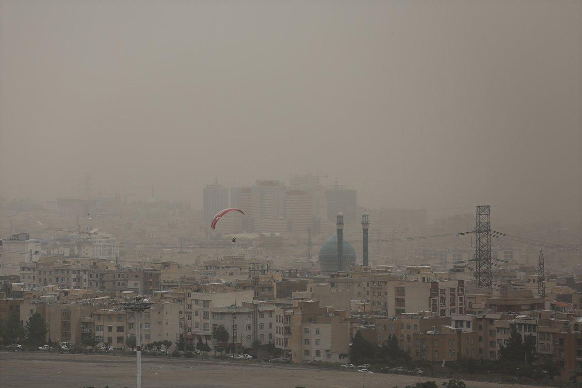 Tahran'da okullar, hava kirliliği nedeniyle tatil edildi