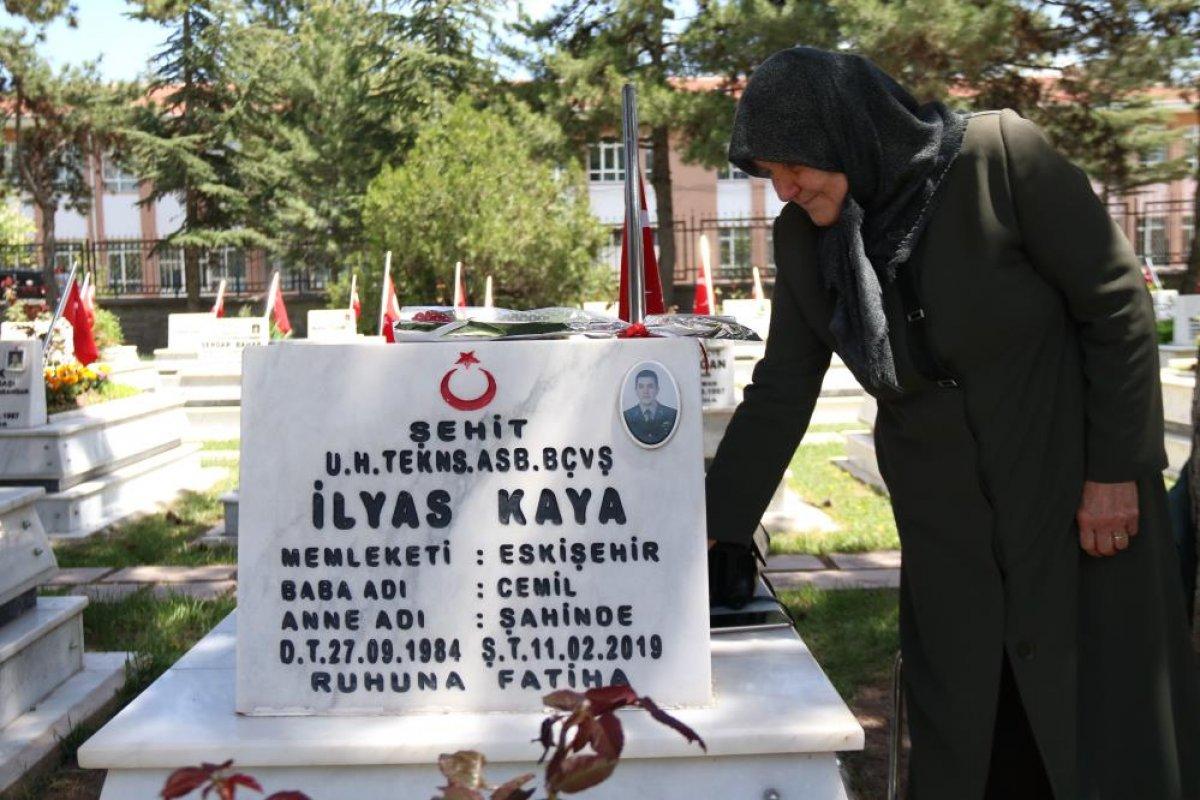 Şehit kabirlerinde buruk Anneler Günü