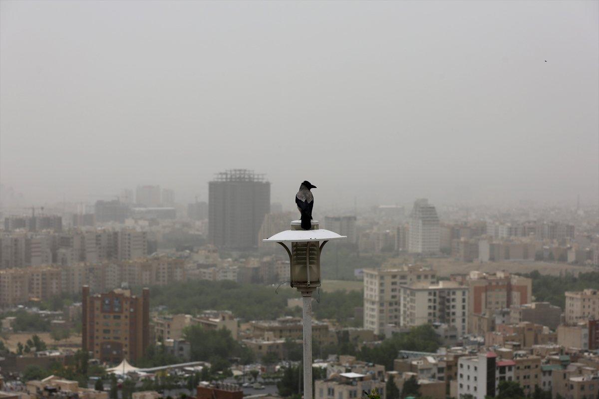 Tahran'da okullar, hava kirliliği nedeniyle tatil edildi