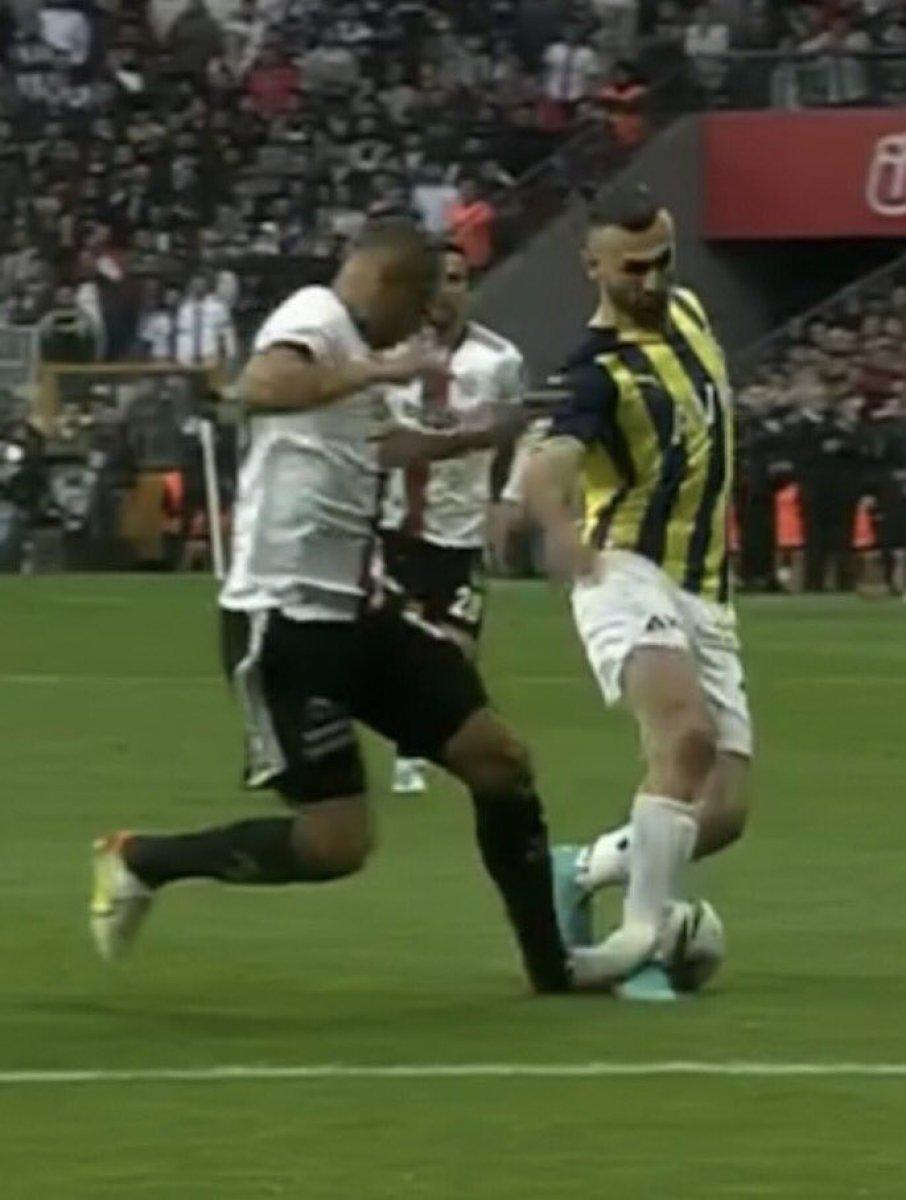 Fenerbahçeli taraftarları çıldırtan pozisyon