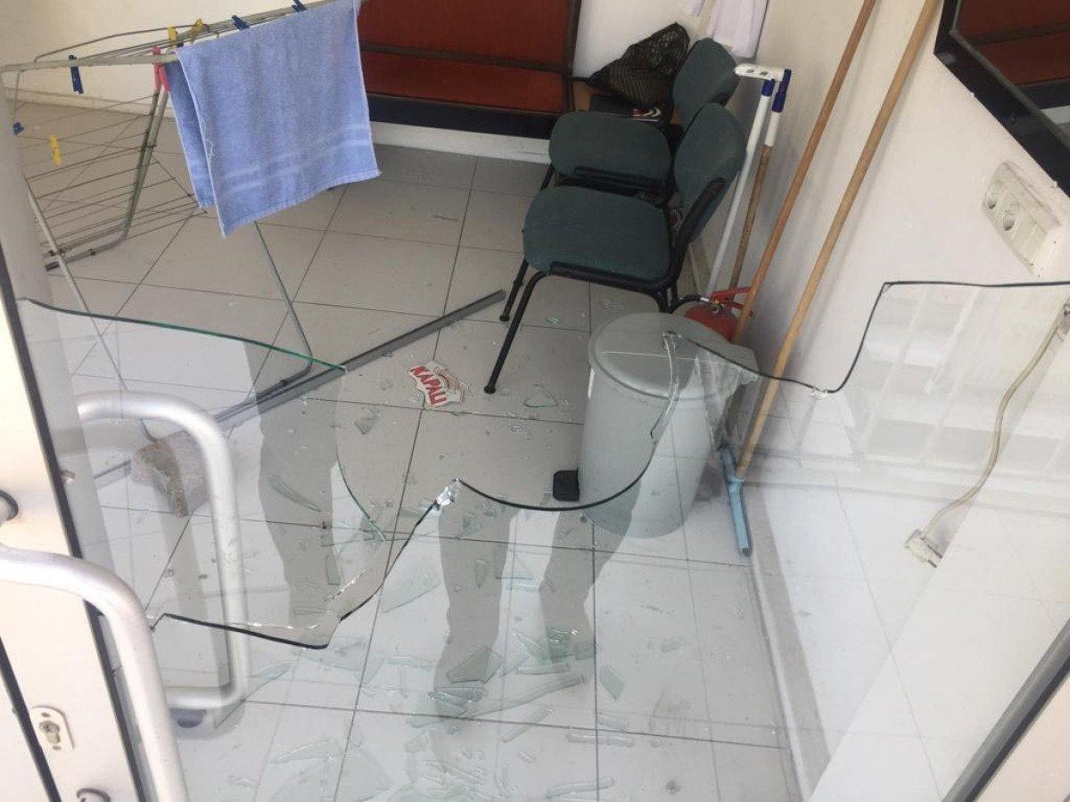 Kocaeli'de, esnafların çay kavgası: Taşla tüm camları indirdi