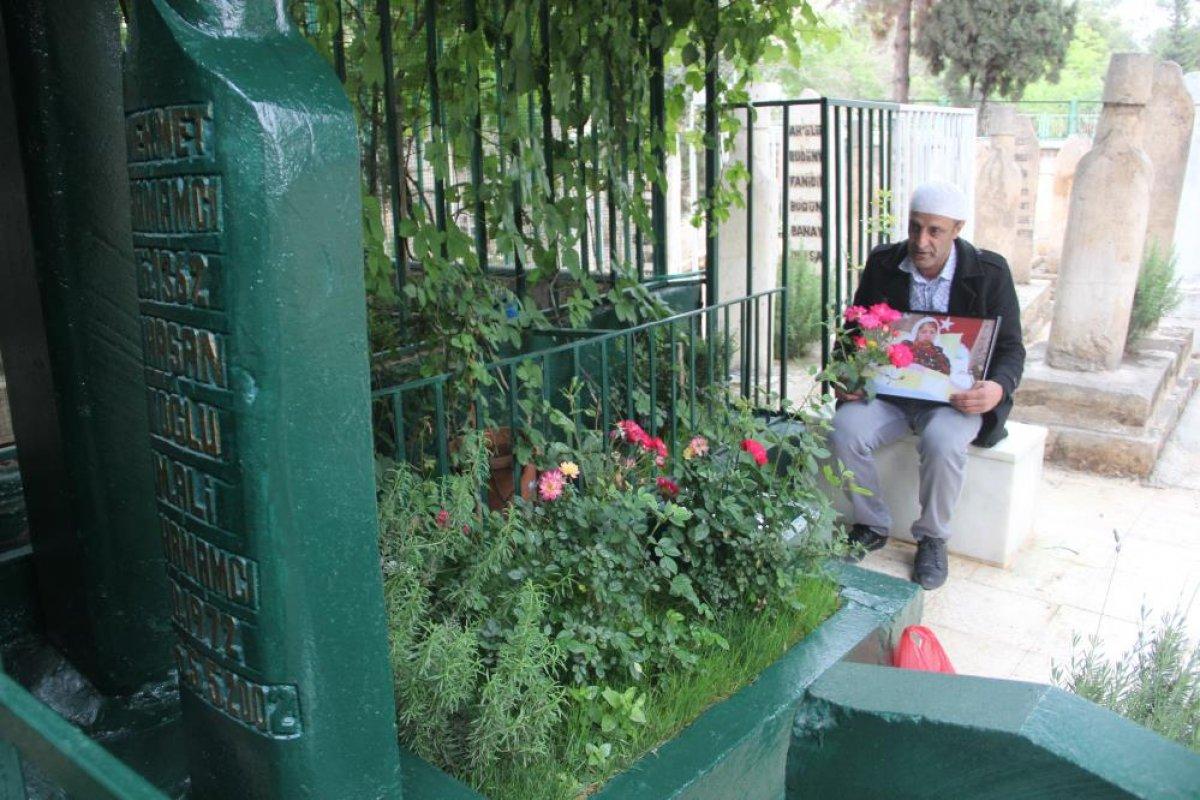 Şanlıurfa'da 22 yıl baktığı annesininin mezarını ziyaret etti