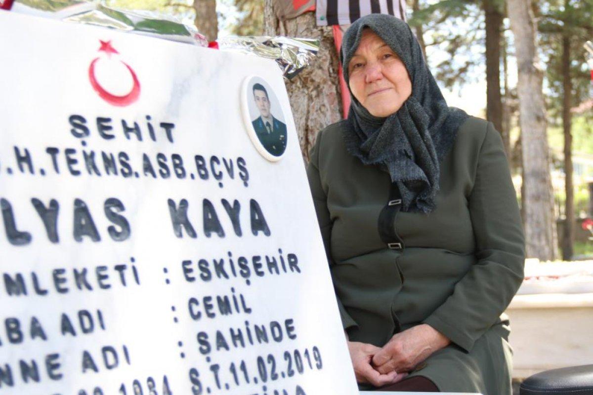 Şehit kabirlerinde buruk Anneler Günü