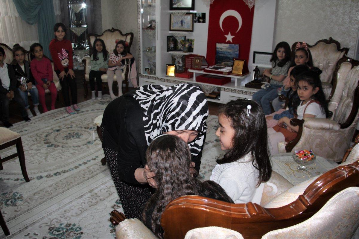 Elazığ'da 1'inci sınıf öğrencilerinden Şehit annesine sürpriz